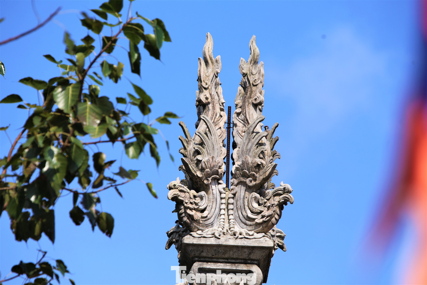 Nhiều hạng mục tại đền được sử dụng họa tiết rồng, phượng, hoa lá...