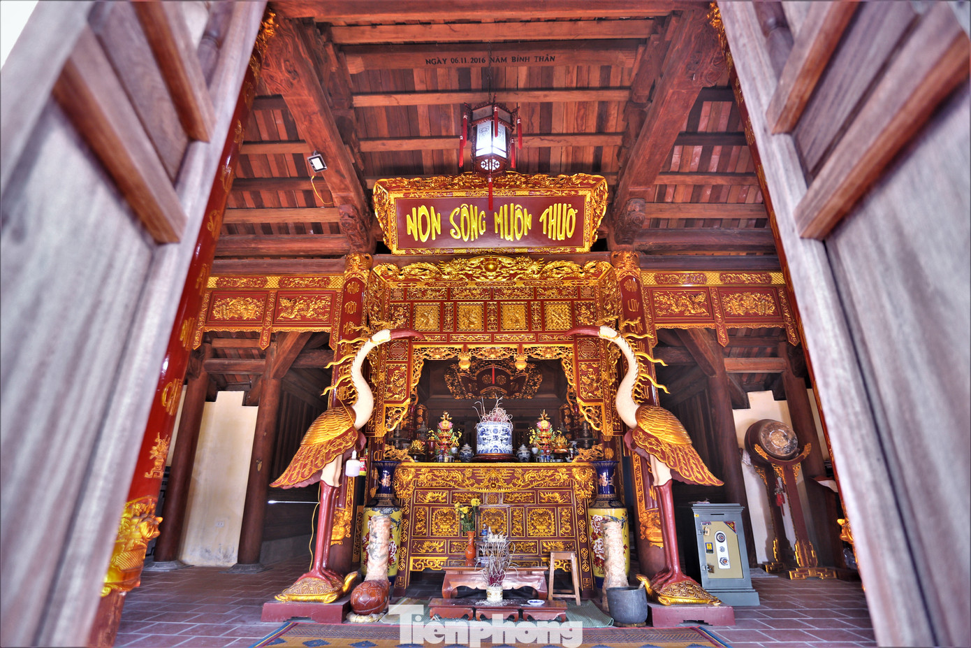 Bên trong đền được gắn 7 bức hoành phi với nội dung: "Quê tổ linh thiêng", "Lừng lẫy uy linh", "Đức trạch trường tồn", "Công tích vĩ đại", "Non sông muôn thuở", "Võ công đại định", "Chí Trung Đại nghĩa" và bảy bức câu đối được sơn son thiếp vàng.