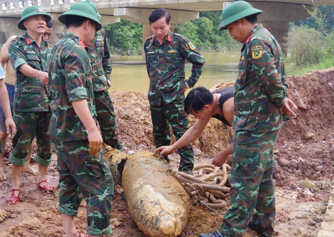 Sau khi kiểm tra, lực lượng chức năng đã trục vớt quả bom.