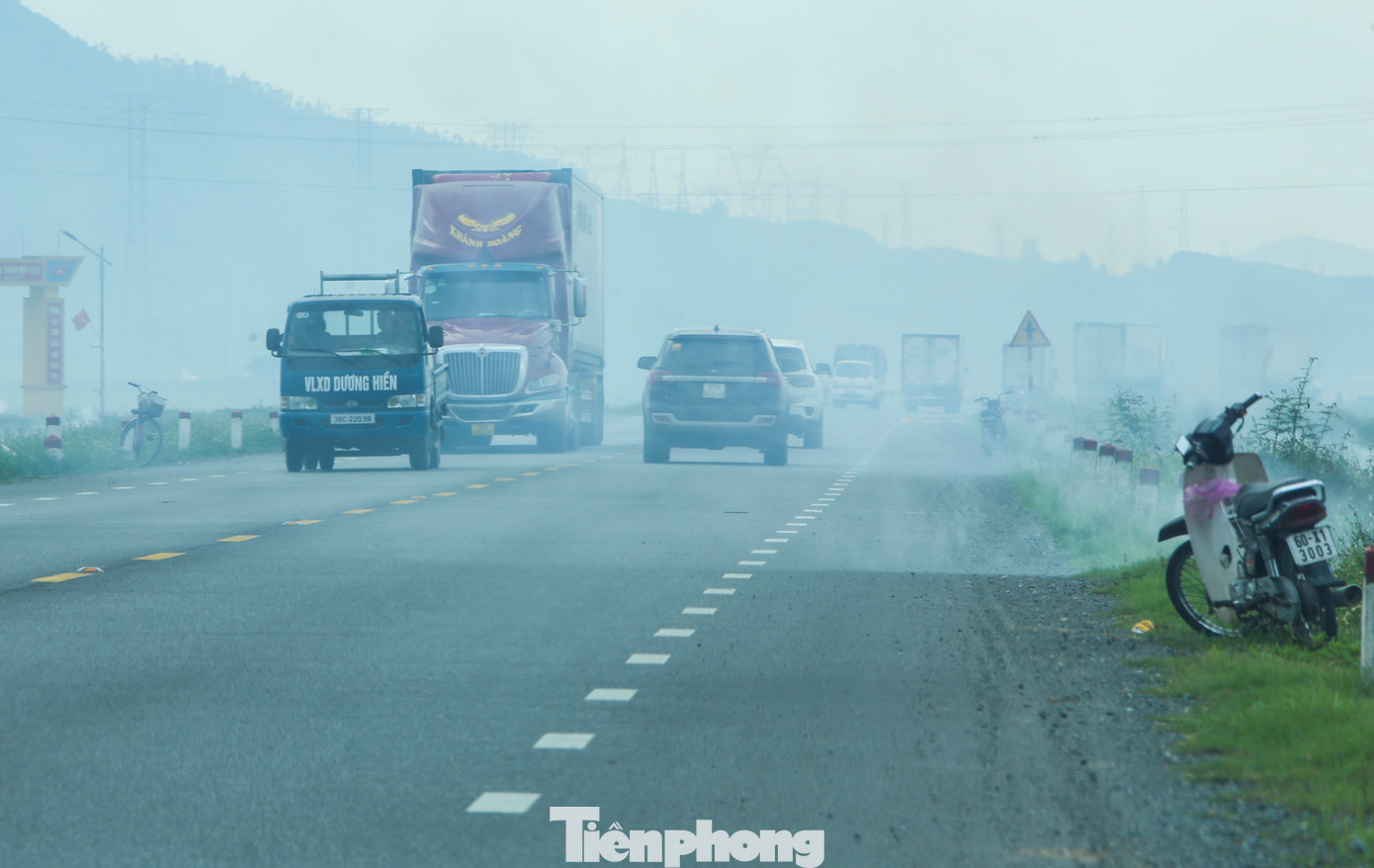 “Mùa này lái xe dọc quốc lộ là khói từ việc người dân đốt rơm lại bay nghi ngút, có lúc khói dày đặc, phải chạy thật chậm để đảm bảo an toàn”, tài xế Tấn (38 tuổi) cho hay. “Mùa này lái xe dọc quốc lộ là khói từ việc người dân đốt rơm lại bay nghi ngút, có lúc khói dày đặc, phải chạy thật chậm để đảm bảo an toàn”, tài xế Tấn (38 tuổi) cho hay.