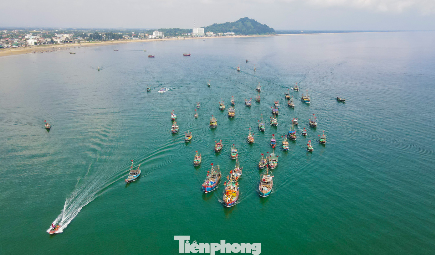 Đội thuyền đi theo hàng, diễu hành vài vòng trên biển rồi thả lễ vật của cá voi trước khi quay vào bờ.