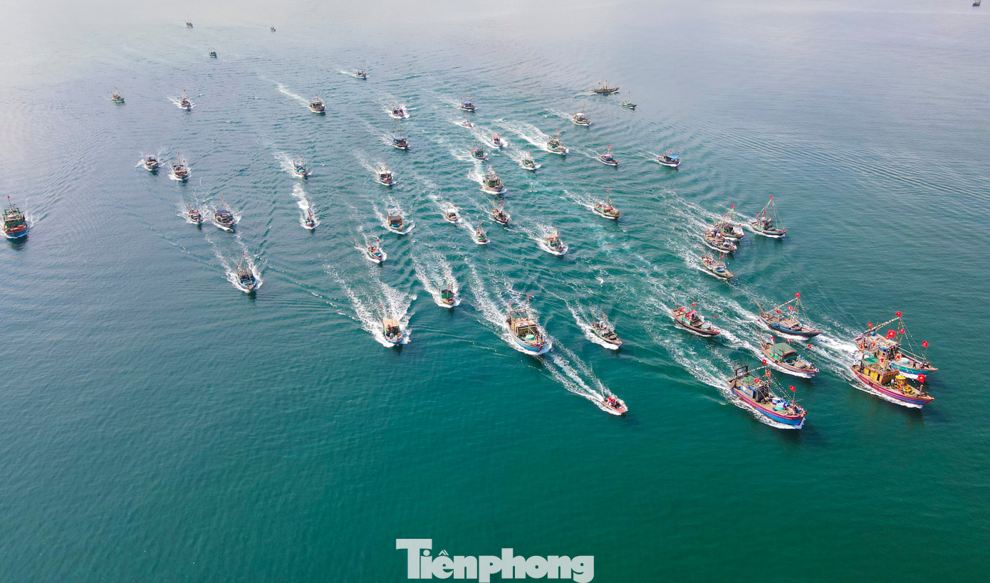 Hàng trăm người dân địa phương cùng du khách có mặt, đứng dọc bãi biển và bờ kè để chiêm ngưỡng lễ hội.