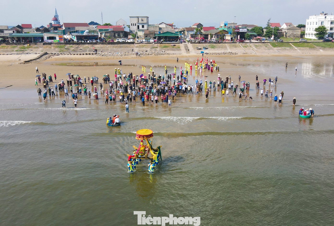 Sau hò chèo cạn là lễ rước hương án của cá voi đi dọc khắp đường làng rồi vòng xuống biển. Hương án gồm một chiếc thuyền gỗ nhỏ có số hiệu, các lễ vật hoa quả, vàng mã... Trong ảnh, hàng trăm người dân đã đi từ trên miếu Đức Ngư Ông xuống dưới bờ biển xem lễ tiếp nhận hương án và quan sát đội thuyền diễu hành.