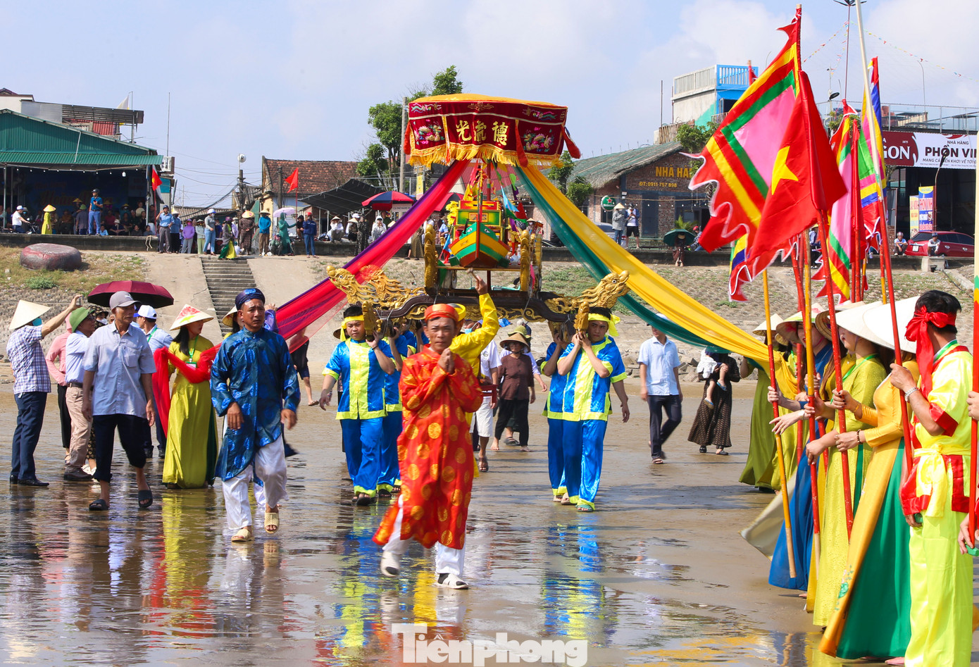 Trong múa chèo cạn, đoàn người được ghép thành thuyền, các mái chèo được sơn phết xanh đỏ. Đội chèo cạn gồm khoảng 10 thành viên, mặc lễ phục màu vàng, đứng hai hàng xếp theo chiếc thuyền. Trong đội hình này có một người mang áo nâu, đóng vai là chủ thuyền, tay cầm mõ. Mỗi động tác gõ mõ tương ứng với một lần dùng chiếc gàu múc nước ra khỏi thuyền.