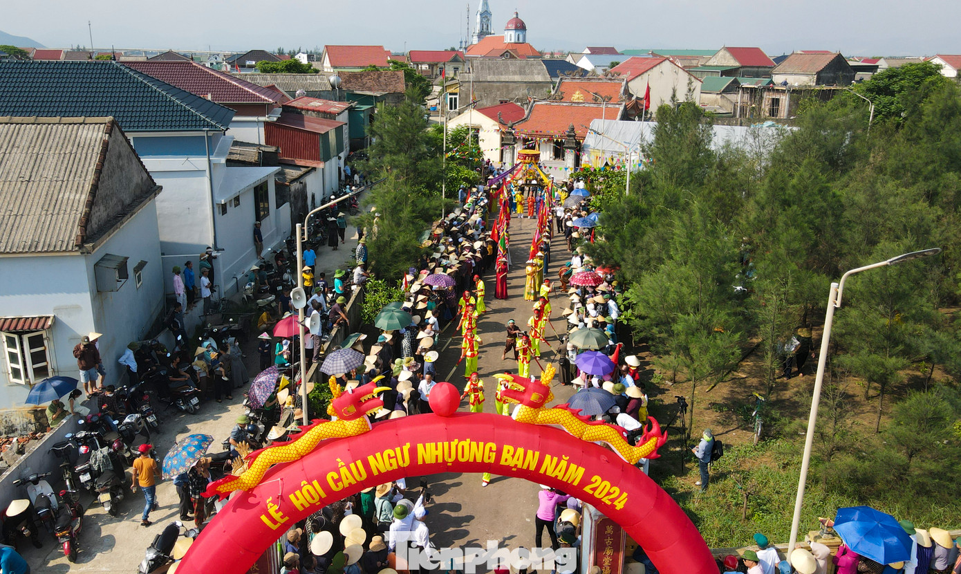 Sáng 15/5, tại miếu Đức Ngư Ông, người dân xã Cẩm Nhượng (huyện Cẩm Xuyên, Hà Tĩnh) tổ chức lễ hội cầu ngư, hò chèo cạn Nhượng Bạn. Lễ hội này đã được Bộ Văn hóa, Thể thao và Du lịch công nhận là di sản văn hóa phi vật thể cấp quốc gia.