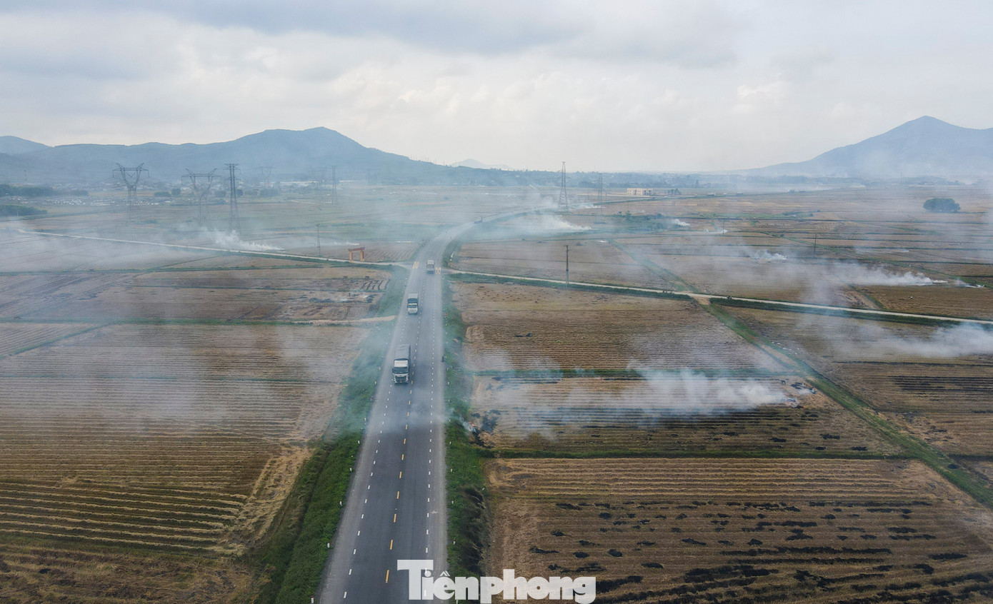 Có những thời điểm cả cánh đồng rộng lớn khói bụi đen đặc, tầm nhìn gần như hoàn toàn bị che khuất. Trong ảnh là Quốc lộ qua huyện Kỳ Anh bị bủa vây bởi khói rơm. Có những thời điểm cả cánh đồng rộng lớn khói bụi đen đặc, tầm nhìn gần như hoàn toàn bị che khuất. Trong ảnh là Quốc lộ qua huyện Kỳ Anh bị bủa vây bởi khói rơm.
