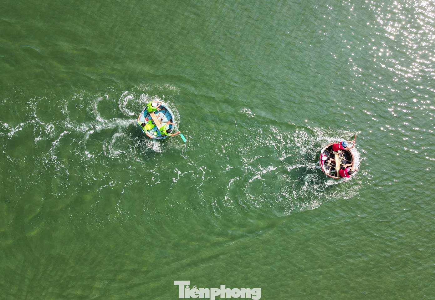 Những tay chèo đều là ngư dân sinh sống bằng nghề chài lưới ở vùng biển Cửa Nhượng mạnh mẽ để giành chiến thắng.