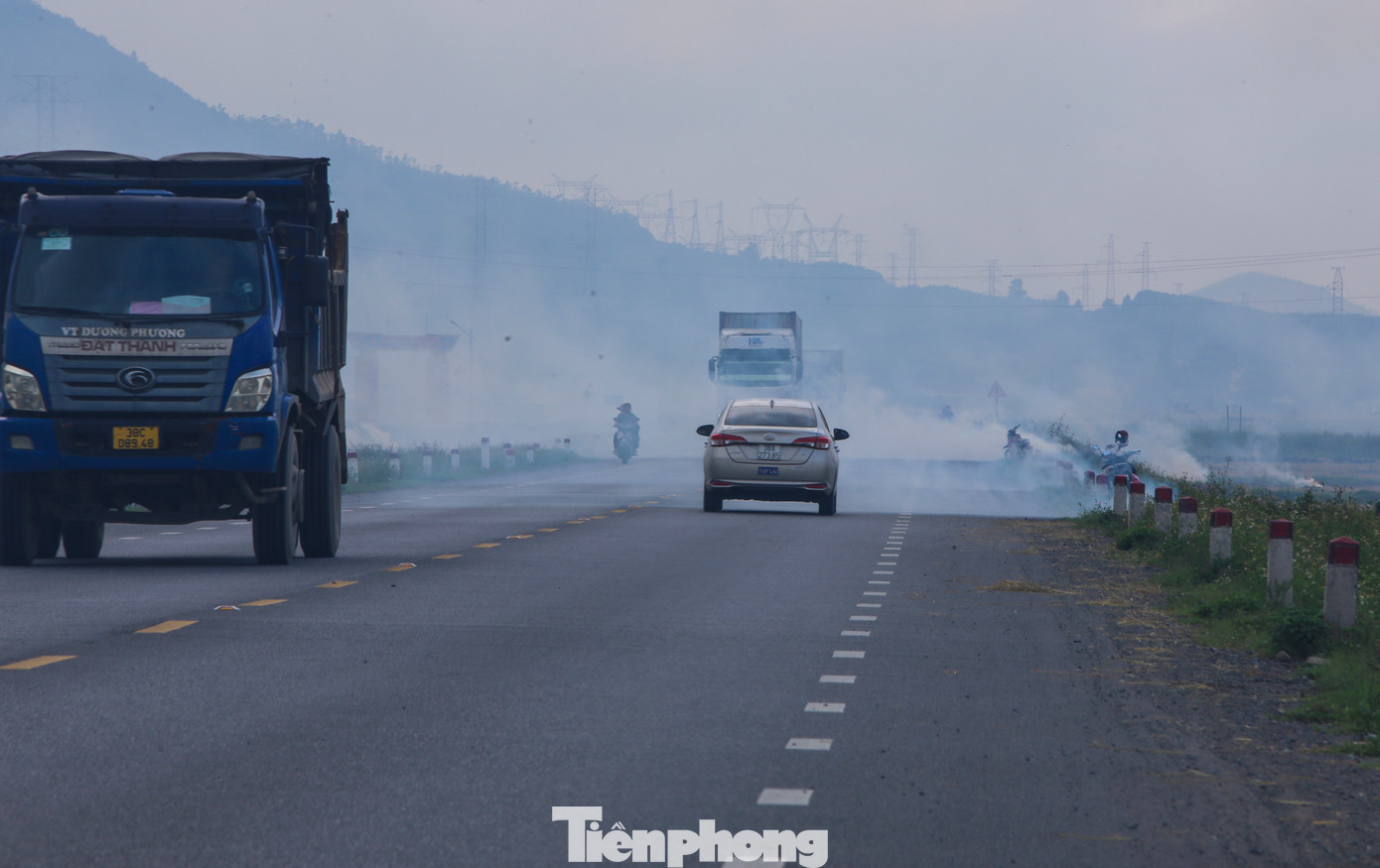Nhiều phương tiện lưu thông trên Quốc lộ 1A phải di chuyển rất chậm, bóp còi liên tục mới có thể vượt qua đám khói bụi đen đặc. Nhiều phương tiện lưu thông trên Quốc lộ 1A phải di chuyển rất chậm, bóp còi liên tục mới có thể vượt qua đám khói bụi đen đặc.