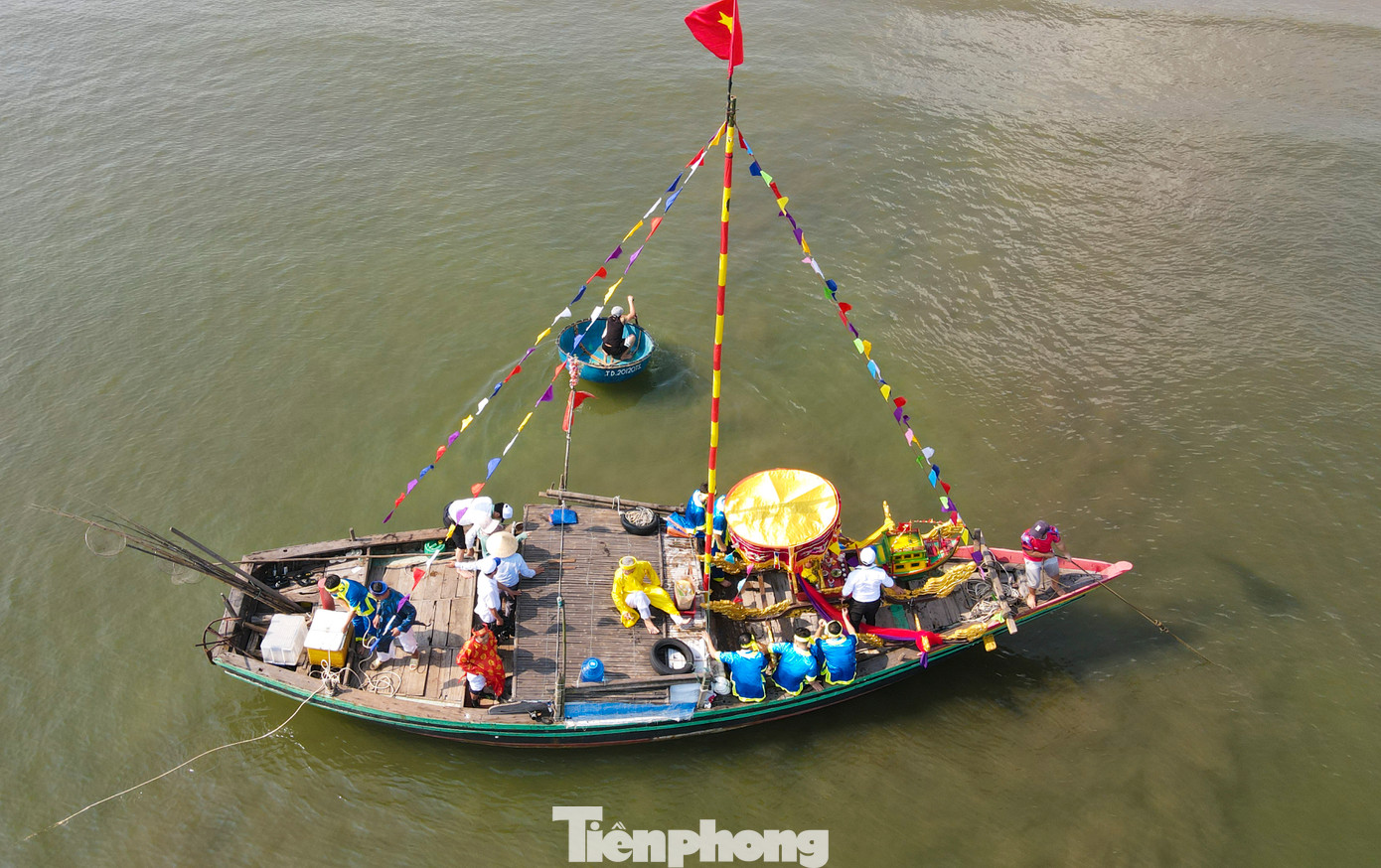 Kiệu đặt hương án của cá voi được đưa lên thuyền.