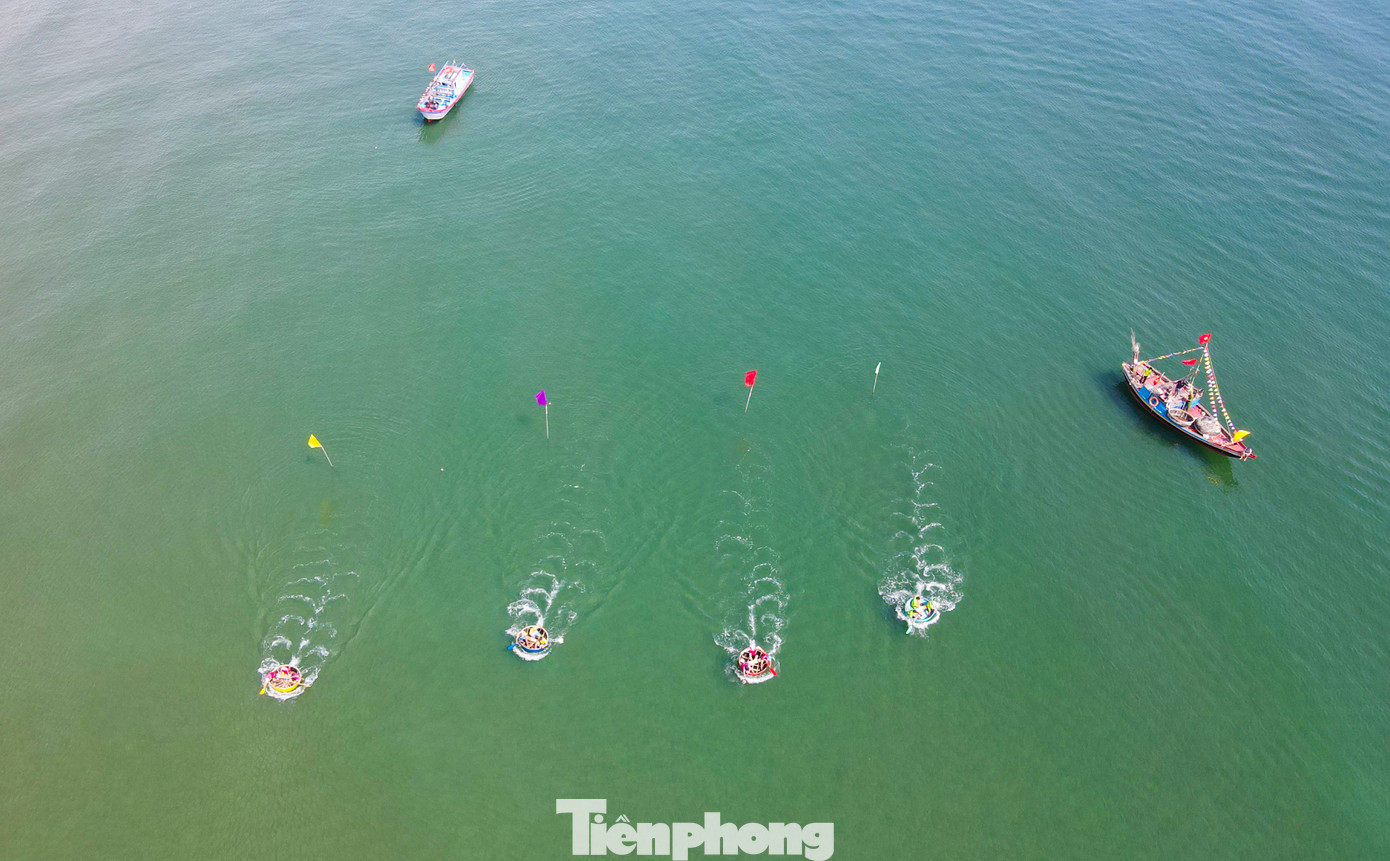 Tại lễ hội này còn có cuộc thi đua thuyền thúng. Mỗi đội có 3 vận động viên cùng tham gia chèo thuyền thúng với cự ly gần 1.000 m.