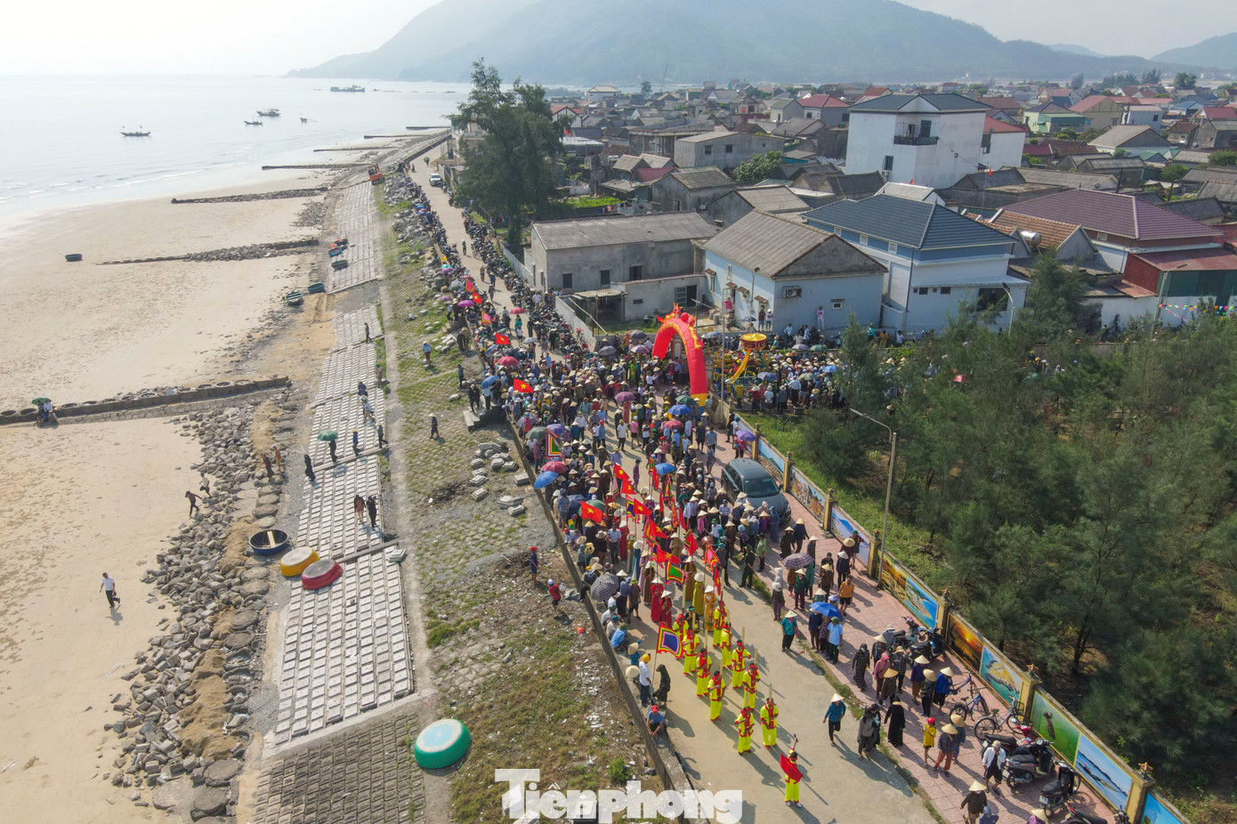 Ông Nguyễn Văn Hùng - Chủ tịch UBND xã Cẩm Nhượng - cho biết lễ hội cầu ngư Nhượng Bạn có từ thời nhà Nguyễn, được người dân địa phương tổ chức ngày 8/4 Âm lịch hàng năm, mục đích báo đáp công ơn của Nam Hải Nhân Ngư Tôn Thần (một con cá voi lớn), cầu mưa thuận gió hòa, mùa màng bội thu, đánh bắt được nhiều hải sản...