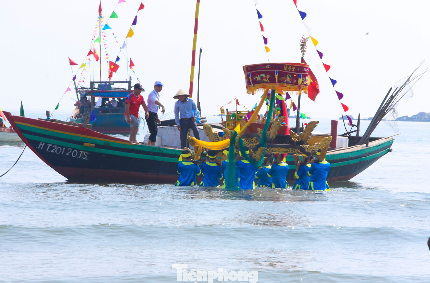 Một đội thuyền gồm hàng chục chiếc trang trí nhiều màu sắc, đậu gần bờ chờ rước hương án đưa ra ngoài khơi làm lễ, sau đó thả xuống nước.