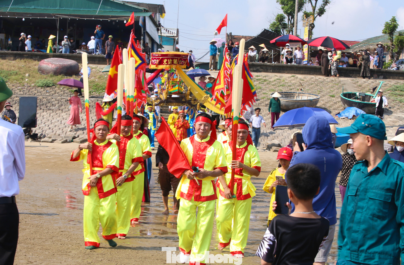Phần hội là tiết mục hò chèo cạn Nhượng Bạn, diễn trong khuôn viên miếu. Hàng trăm người dân tập trung đến xem. Hò chèo cạn Nhượng Bạn với những điệu hò biển như hò mái nhị, hò là, hò hụi... diễn tả và mô phỏng trên cạn những hoạt động chèo thuyền của người đi biển. Nội dung các câu hò thường là cầu trời đất, thần linh phù hộ cho trời yên biển lặng, cho dân đánh bắt hải sản được mùa.