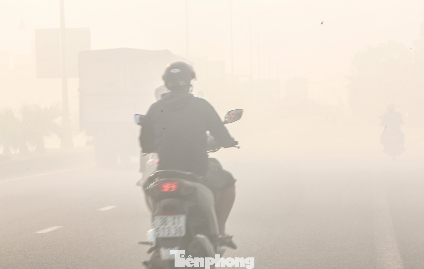 Quốc lộ 1A có lưu lượng người, phương tiện qua lại rất đông, đám khói bụi từ đốt rơm rạ gây ảnh hưởng rất lớn đến giao thông, môi trường không khí. Quốc lộ 1A có lưu lượng người, phương tiện qua lại rất đông, đám khói bụi từ đốt rơm rạ gây ảnh hưởng rất lớn đến giao thông, môi trường không khí.