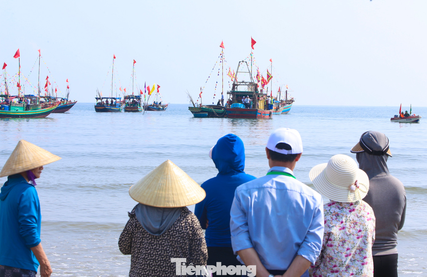 Hàng trăm người dân địa phương cùng du khách có mặt, đứng dọc bãi biển và bờ kè để chiêm ngưỡng lễ hội.