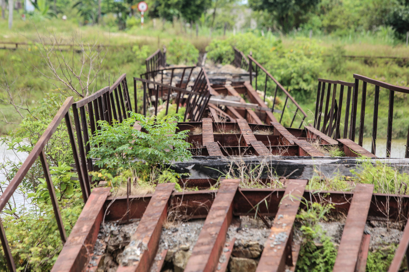 Trải qua thời gian, cầu bị hư hỏng, xuống cấp nghiêm trọng, không thể đi lại. Trên bề mặt cầu chỉ còn trơ lại các khung sắt, hai bên thành cầu cây cối mọc um tùm, các mố cầu sụt lún.