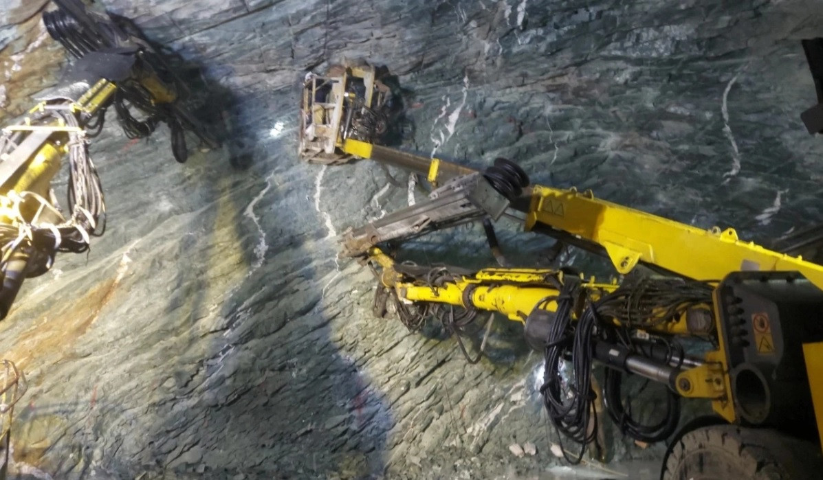 Những mét đất, đá cuối cùng tại ống hầm bên phải hầm đèo Bụt được đào thông vào ngày 19/5.