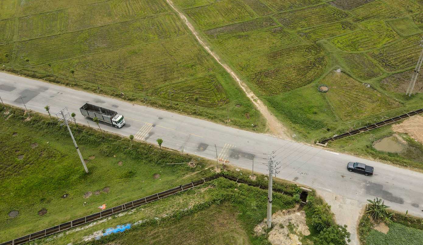 Người dân và chính quyền địa phương mong ngành chức năng sớm có phương án khắc phục, sửa chữa đồng bộ các tuyến đường xuống cấp để đảm bảo an toàn trong đi lại, phát triển Khu kinh tế.