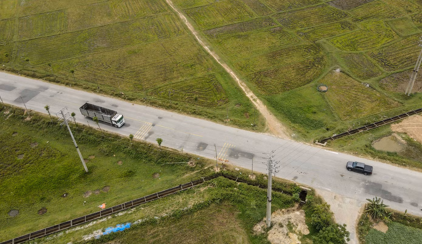 Người dân và chính quyền địa phương mong ngành chức năng sớm có phương án khắc phục, sửa chữa đồng bộ các tuyến đường xuống cấp để đảm bảo an toàn trong đi lại, phát triển Khu kinh tế.