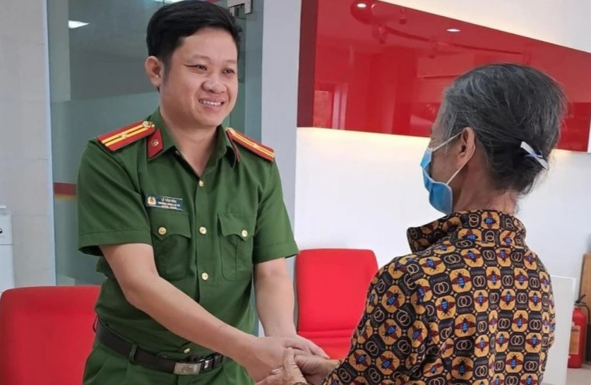 Bà T. cảm ơn công an vì giúp mình tránh vụ lừa đảo. Bà T. cảm ơn công an vì giúp mình tránh vụ lừa đảo.