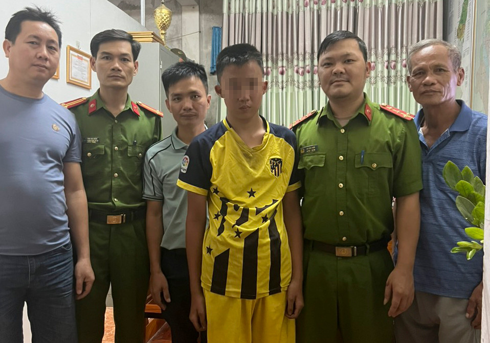 Công an địa phương bàn giao thiếu niên đi lạc cho gia đình.