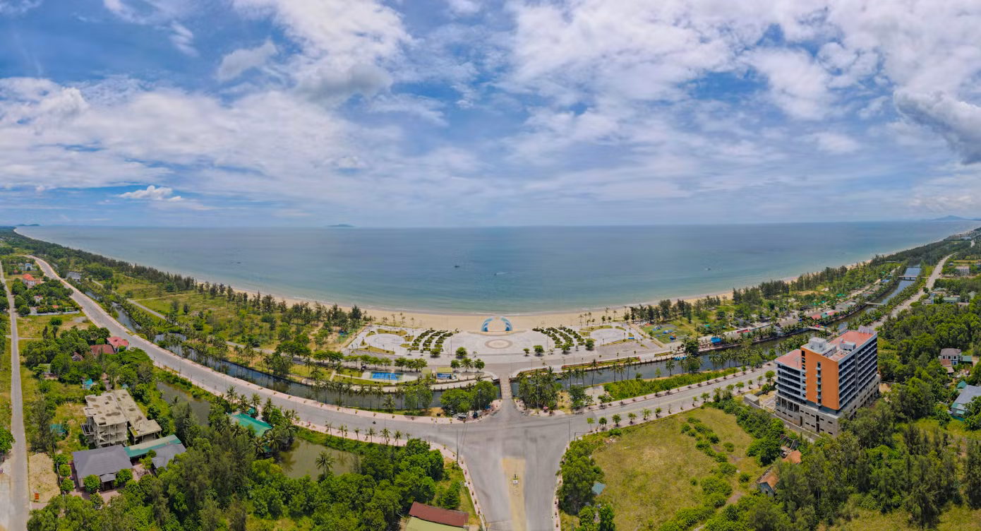 Khu du lịch Xuân Thành (xã Tiên Điền) là một trong những địa điểm du lịch biển nổi tiếng của Hà Tĩnh, nổi bật với vẻ đẹp nguyên sơ.