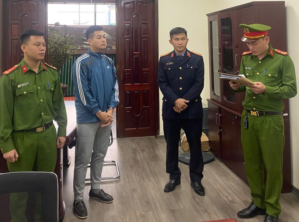 Cơ quan điều tra tống đạt quyết định khởi tố đối tượng Võ Hoàng Long.