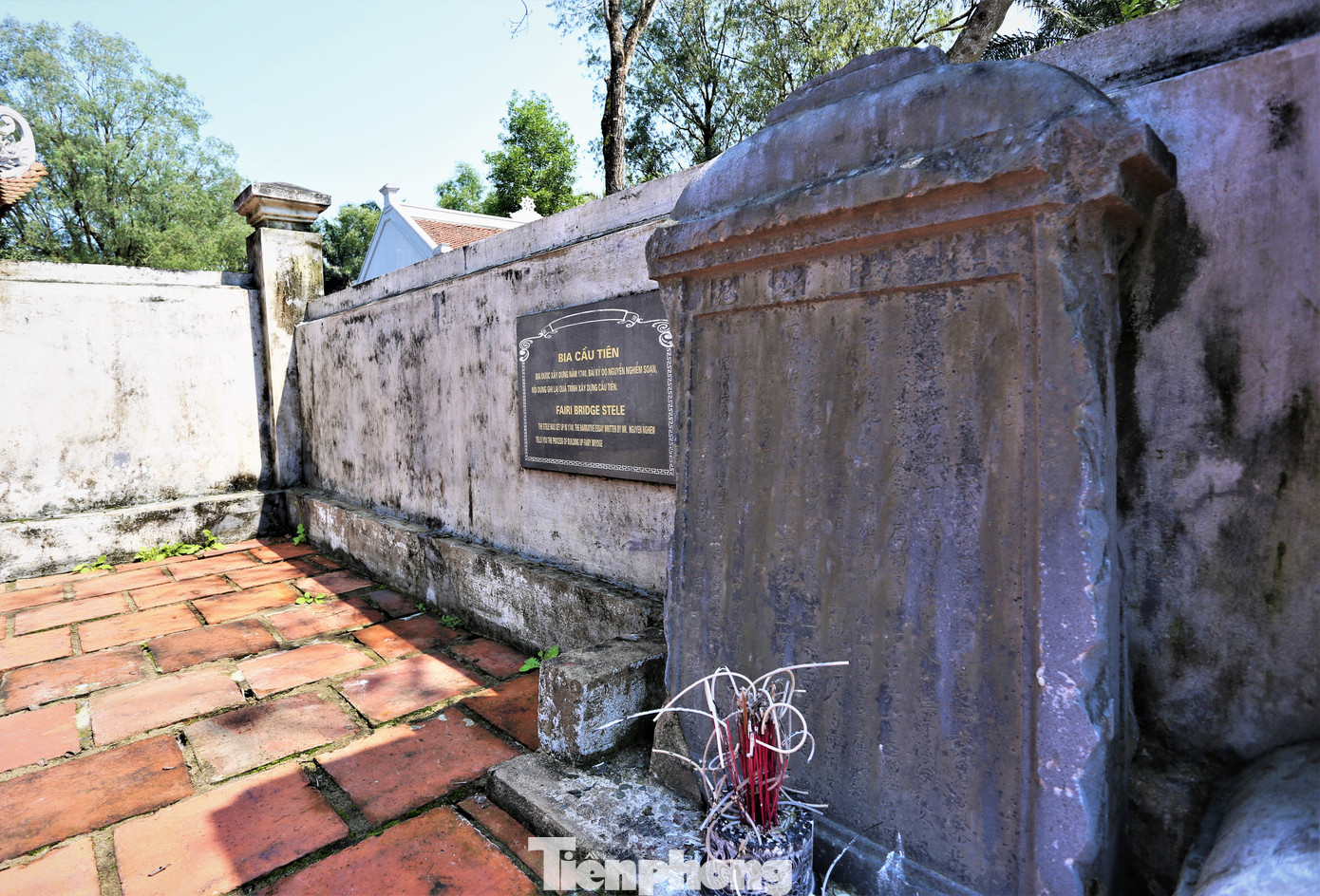 Khánh đá trước đây đặt tại đền thờ Tiến sĩ Nguyễn Huệ (bác ruột của Nguyễn Du). Về sau, đền thờ bị hư hỏng. Năm 1965, hiện vật này được chuyển vào trong khuôn viên khu lưu niệm. Đối diện là bia Trường Minh được người dân lập nên ghi lại sự tích và người có công xây dựng chùa Trường Minh. Khuôn viên khu lưu niệm có nhiều cây cổ thụ cả trăm năm tuổi, tỏa bóng mát.