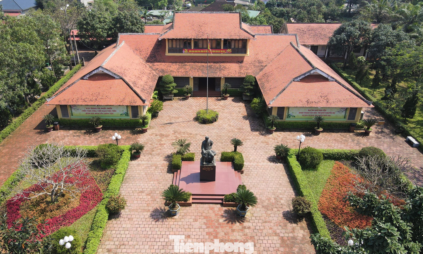 Khu lưu niệm Đại thi hào Nguyễn Du tọa lạc ở thị trấn Tiên Điền, huyện Nghi Xuân (Hà Tĩnh) với tổng diện tích khoảng 28.500 m2. Tháng 9/2012, nơi đây được Thủ tướng Chính phủ quyết định xếp hạng là Di tích quốc gia đặc biệt và là điểm tham quan du lịch văn hóa, lịch sử nổi tiếng địa phương này.