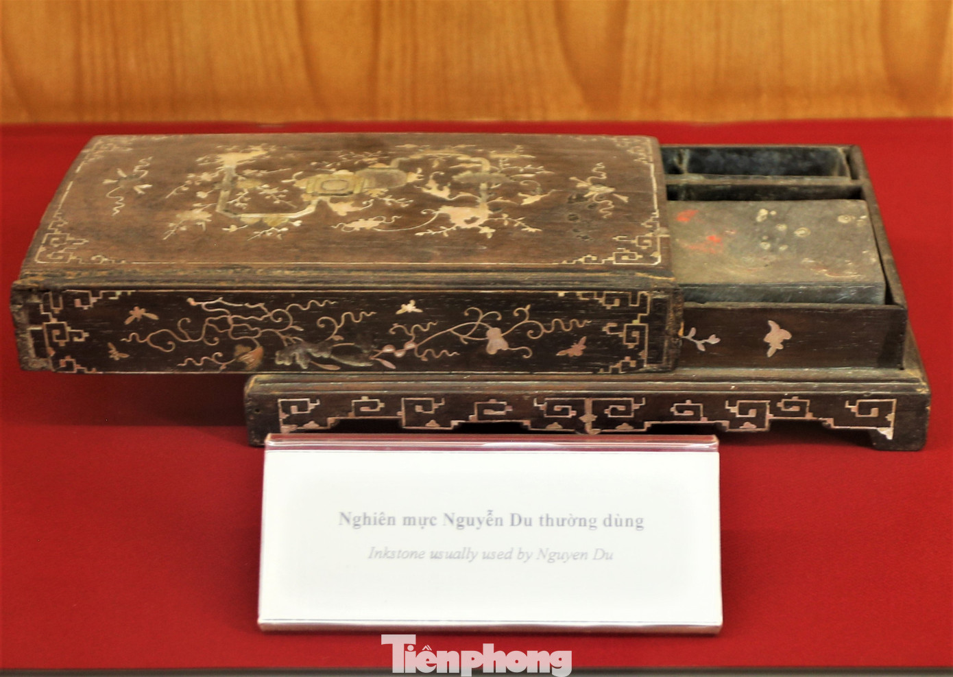 Khu lưu niệm hiện trưng bày, lưu giữ hơn 1.000 hiện vật, tư liệu về Nguyễn Du và dòng họ Nguyễn ở Tiên Điền. Những hiện vật quý giá này từng gắn với cuộc đời, sự nghiệp của Nguyễn Du.