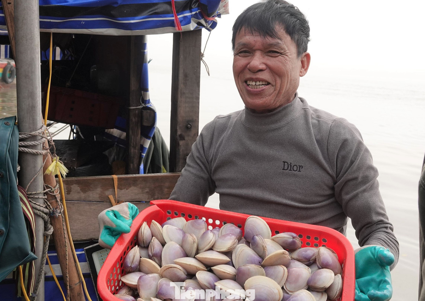 Ngư dân phấn khởi khi trúng đậm ngao tím. Ngư dân phấn khởi khi trúng đậm ngao tím.