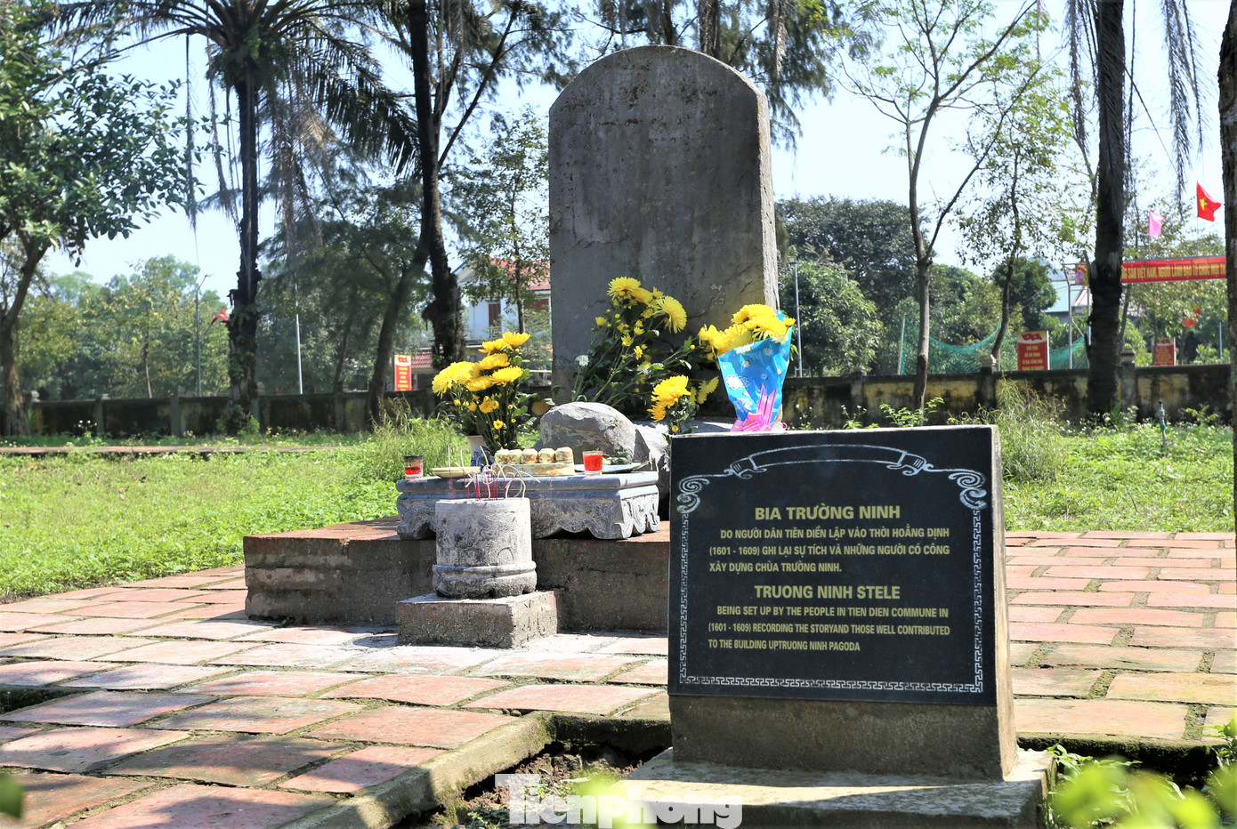 Khánh đá trước đây đặt tại đền thờ Tiến sĩ Nguyễn Huệ (bác ruột của Nguyễn Du). Về sau, đền thờ bị hư hỏng. Năm 1965, hiện vật này được chuyển vào trong khuôn viên khu lưu niệm. Đối diện là bia Trường Minh được người dân lập nên ghi lại sự tích và người có công xây dựng chùa Trường Minh. Khuôn viên khu lưu niệm có nhiều cây cổ thụ cả trăm năm tuổi, tỏa bóng mát.