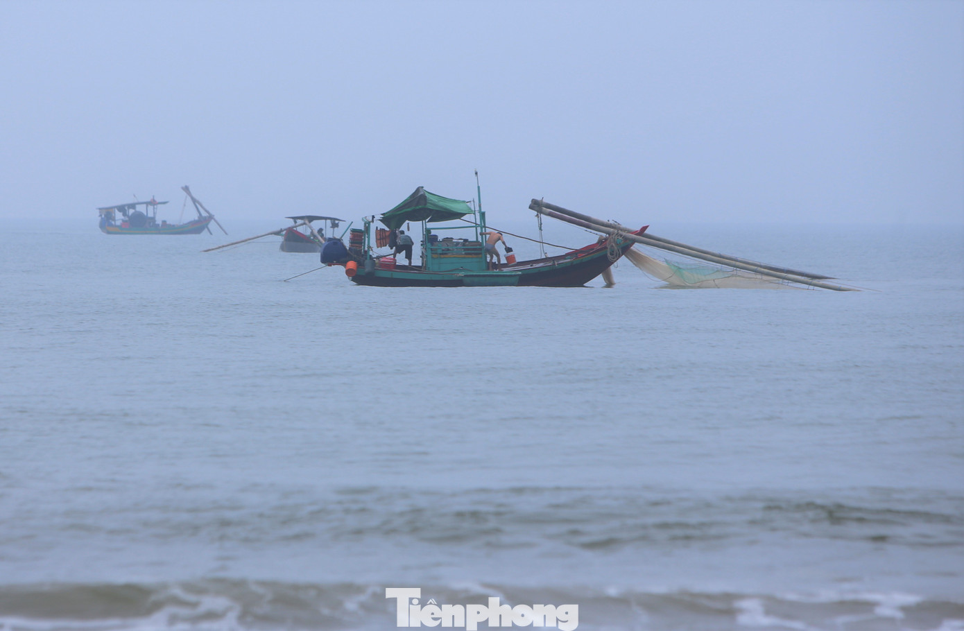 Ông Nguyễn Văn Thành (56 tuổi) cho biết, thời điểm này dọc bờ biển xuất hiện nhiều ngao tím nên ông cùng ngư dân khác dùng thuyền nhỏ buông lưới đánh bắt. Ông Nguyễn Văn Thành (56 tuổi) cho biết, thời điểm này dọc bờ biển xuất hiện nhiều ngao tím nên ông cùng ngư dân khác dùng thuyền nhỏ buông lưới đánh bắt.