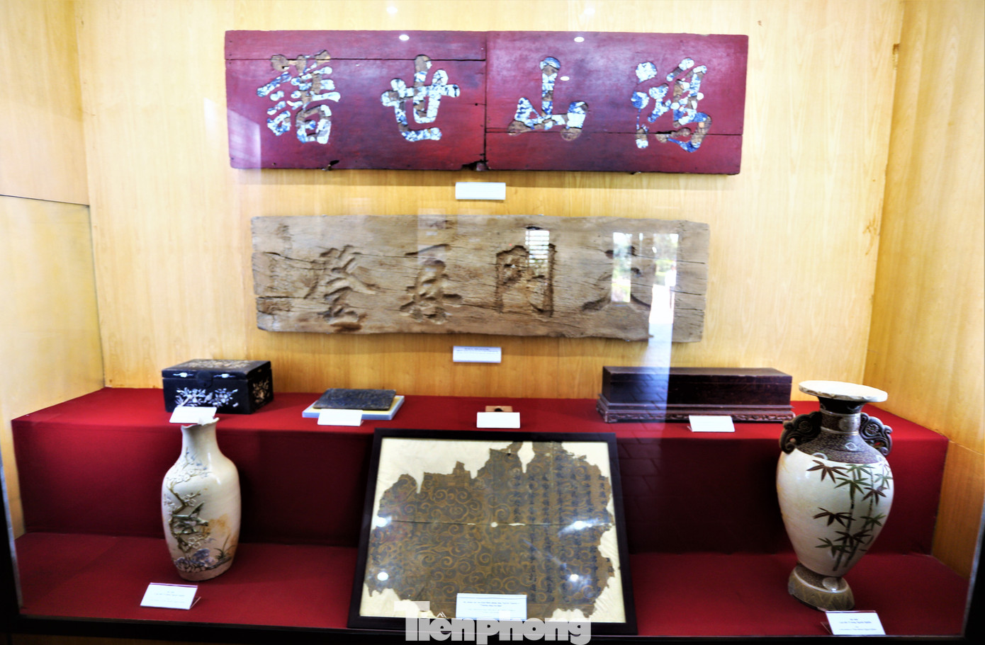 2 bức đại tự đặt trang trọng trong khu lưu niệm. Bức phía trên có đề Hồng Sơn phế tổ do đại thần nhà Thanh là Hoàng Phu Thái tặng dòng họ Nguyễn Tiên Điền, có ý nghĩa là Dòng dõi nổi tiếng dưới chân núi Hồng. Bức phía dưới là Thiên môn tái đăng, dịch nghĩa Lại lên cửa trời do Chu Lễ - cháu 24 đời của Chu Công tặng Nguyễn Đề (còn có tên Nguyễn Nễ - anh trai Nguyễn Du) năm 1795.