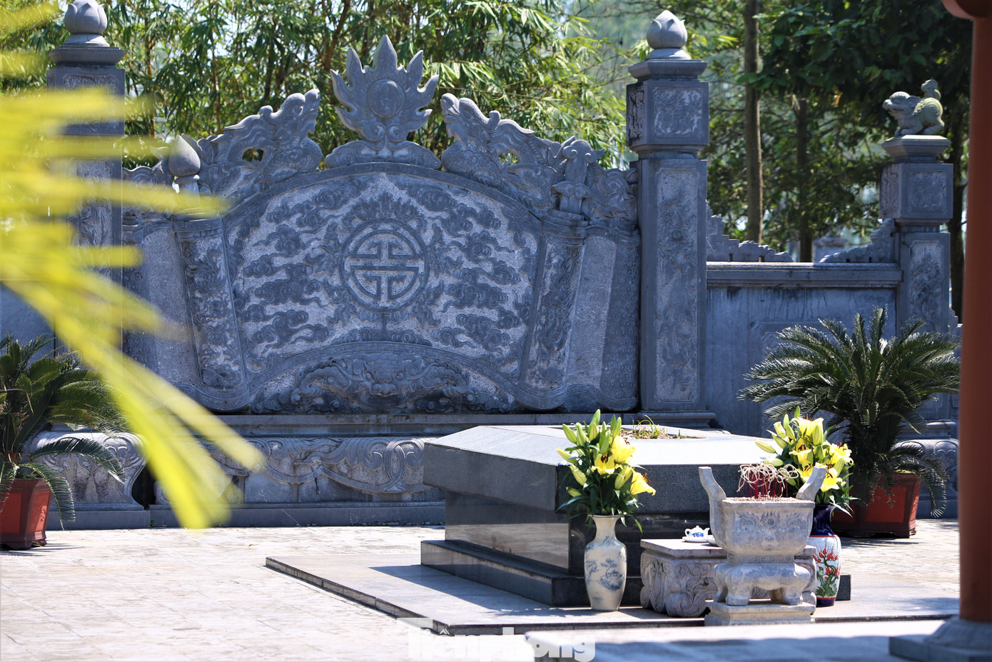 Khu mộ của ông nằm giữa cánh đồng Cùng, thị trấn Tiên Điền, huyện Nghi Xuân. Sau nhiều năm tôn tạo, lăng mộ có 3 phần là bàn thờ, mộ và vườn trái cây. Bia đá đề dòng chữ Danh nhân văn hóa thế giới - Đại thi hào Nguyễn Du. Mộ hình khối chữ nhật, cao 1,m, rộng 1,3m và dài 2,3 m.