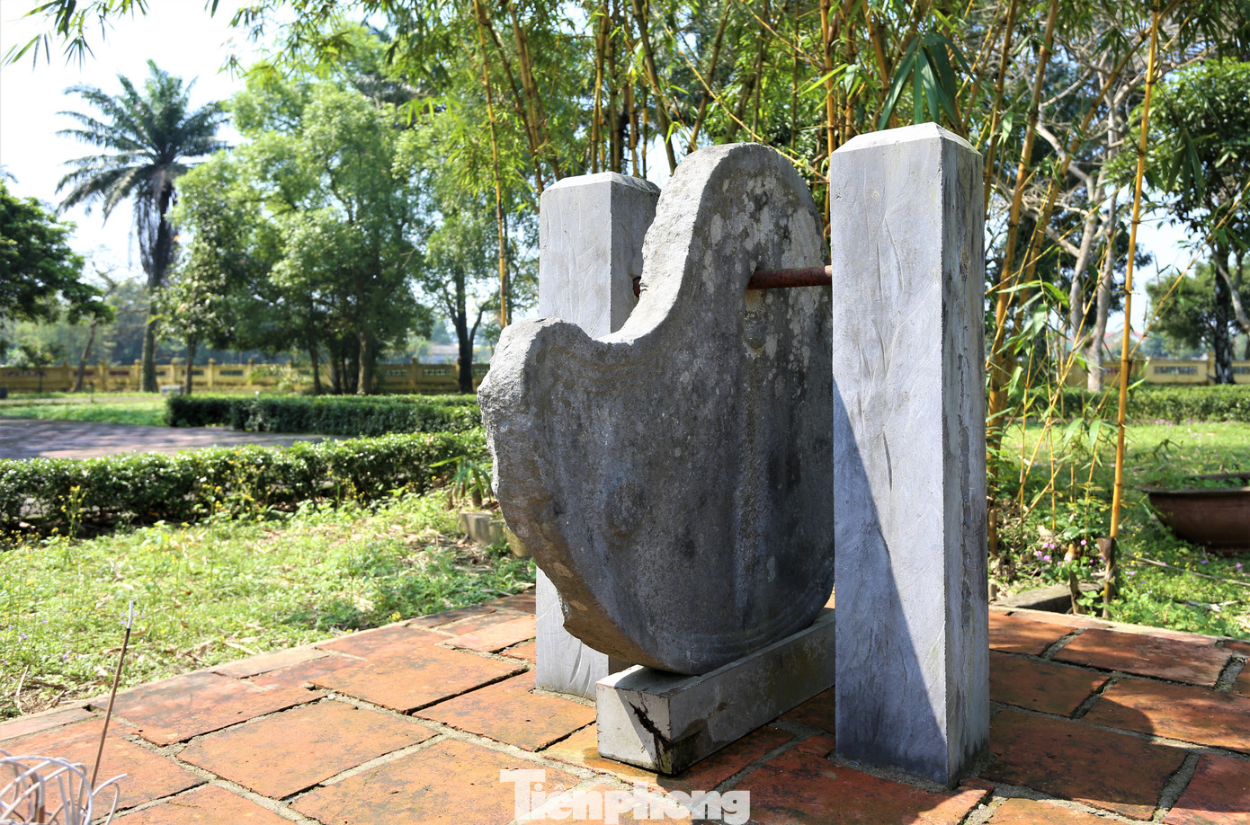 Khánh đá trước đây đặt tại đền thờ Tiến sĩ Nguyễn Huệ (bác ruột của Nguyễn Du). Về sau, đền thờ bị hư hỏng. Năm 1965, hiện vật này được chuyển vào trong khuôn viên khu lưu niệm. Đối diện là bia Trường Minh được người dân lập nên ghi lại sự tích và người có công xây dựng chùa Trường Minh. Khuôn viên khu lưu niệm có nhiều cây cổ thụ cả trăm năm tuổi, tỏa bóng mát.