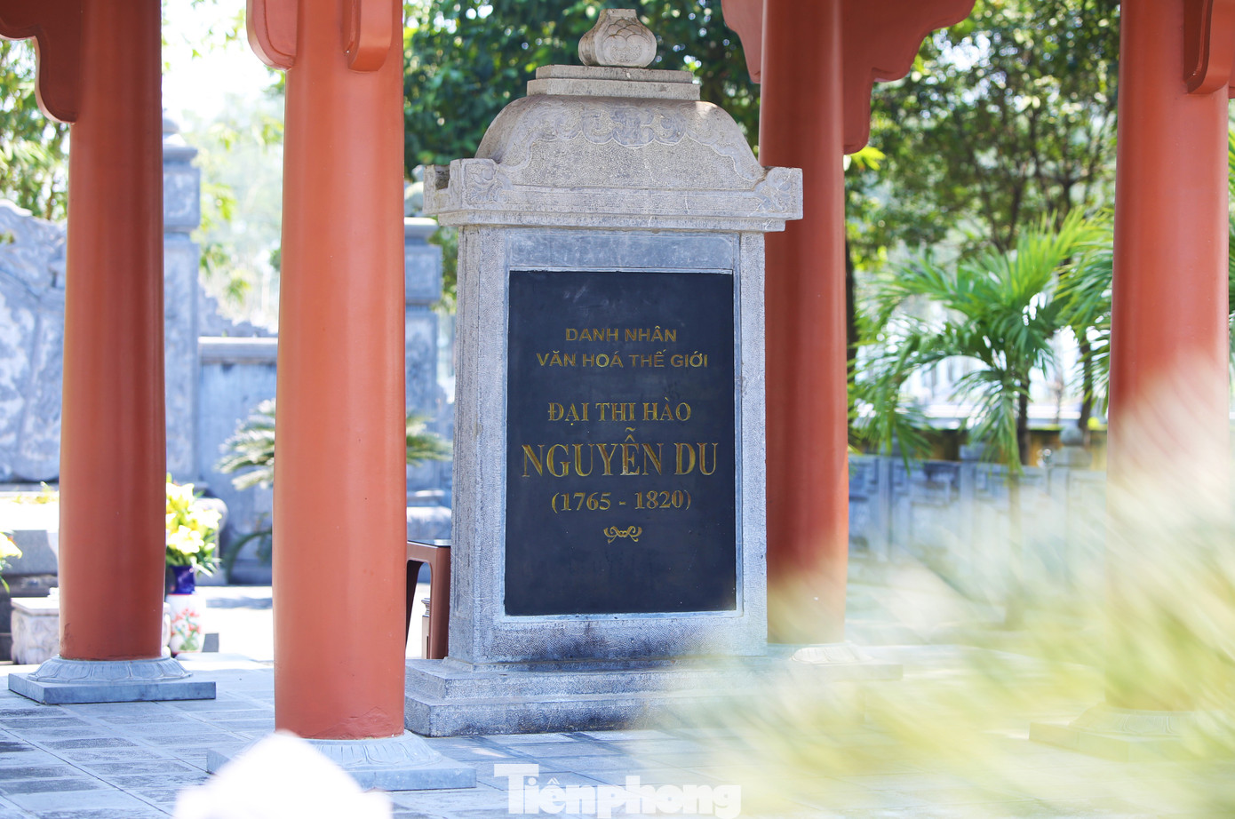 Khu mộ của ông nằm giữa cánh đồng Cùng, thị trấn Tiên Điền, huyện Nghi Xuân. Sau nhiều năm tôn tạo, lăng mộ có 3 phần là bàn thờ, mộ và vườn trái cây. Bia đá đề dòng chữ Danh nhân văn hóa thế giới - Đại thi hào Nguyễn Du. Mộ hình khối chữ nhật, cao 1,m, rộng 1,3m và dài 2,3 m.