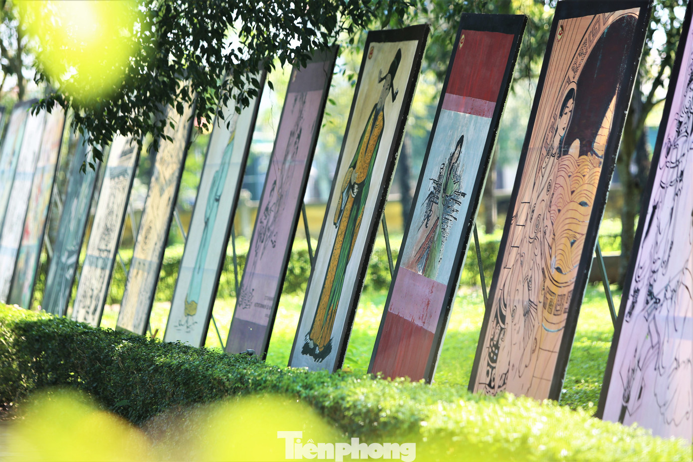 Dọc trong lối vào các điện thờ, khuôn viên khu lưu niệm được trưng bày các bộ tranh, hình ảnh về cuộc đời, nhân vật trong Truyện Kiều của Đại thi hào Nguyễn Du.