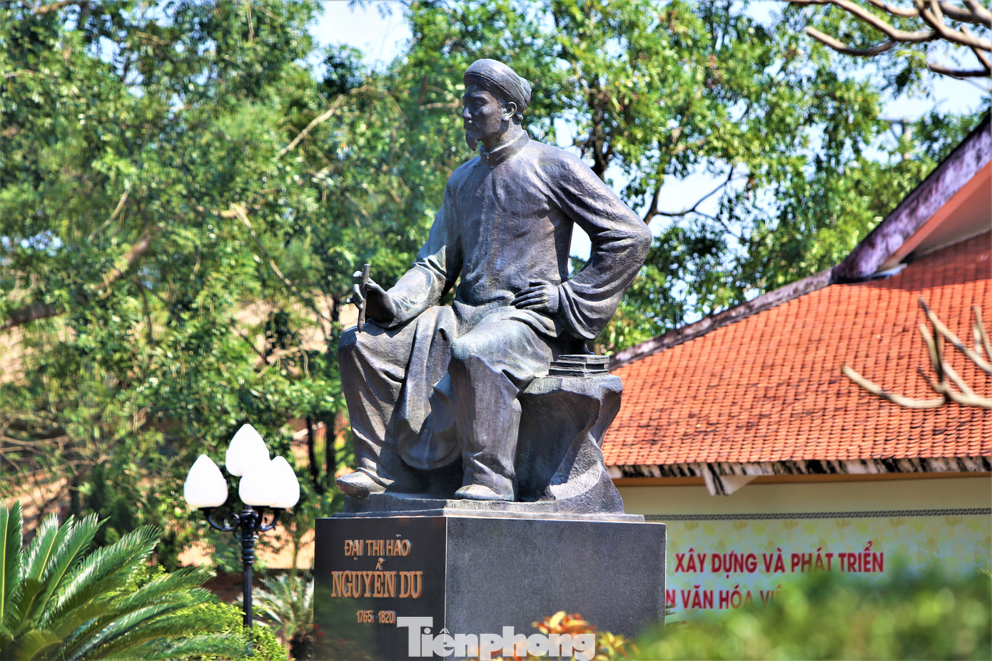 Nổi bật khu lưu niệm có bức tượng Nguyễn Du được đúc bằng đồng với chiều cao 1,5 m, mang khăn đóng áo dài, tay cầm bút lông, toát lên thần thái nho nhã của Đại thi hào dân tộc.