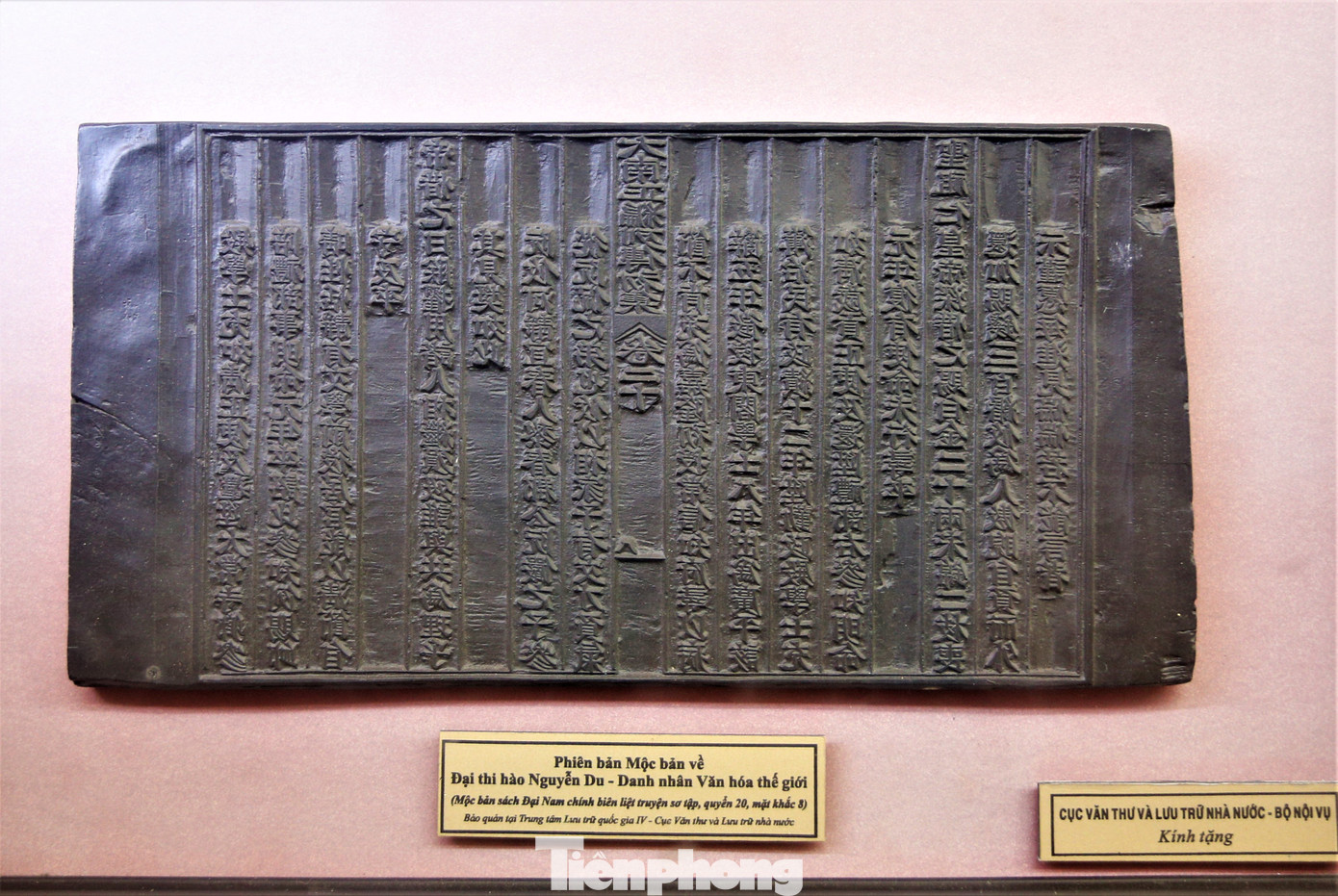 Mộc bản và bản dập mộc về Đại thi hào Nguyễn Du do Cục Văn thư và Lưu trữ - Bộ Nội vụ trao tặng cũng được trưng bày tại đây.