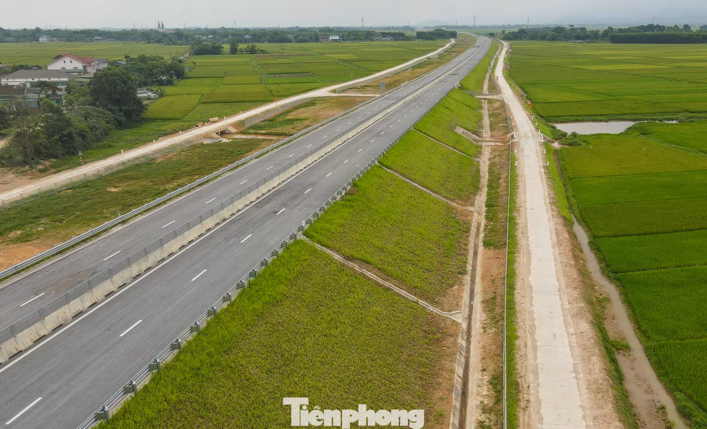 Dự án có rất nhiều hạng mục đòi hỏi yêu cầu cao về xử lý kỹ thuật thi công như băng qua các quả đồi cao đến 60m, cầu vượt sông, cầu vượt địa hình có trụ rất cao, công tác xử lý nền đất yếu... Tuy nhiên với năng lực, kinh nghiệm, các nhà thầu đã thi công thần tốc để hoàn thành các hạng mục công trình.