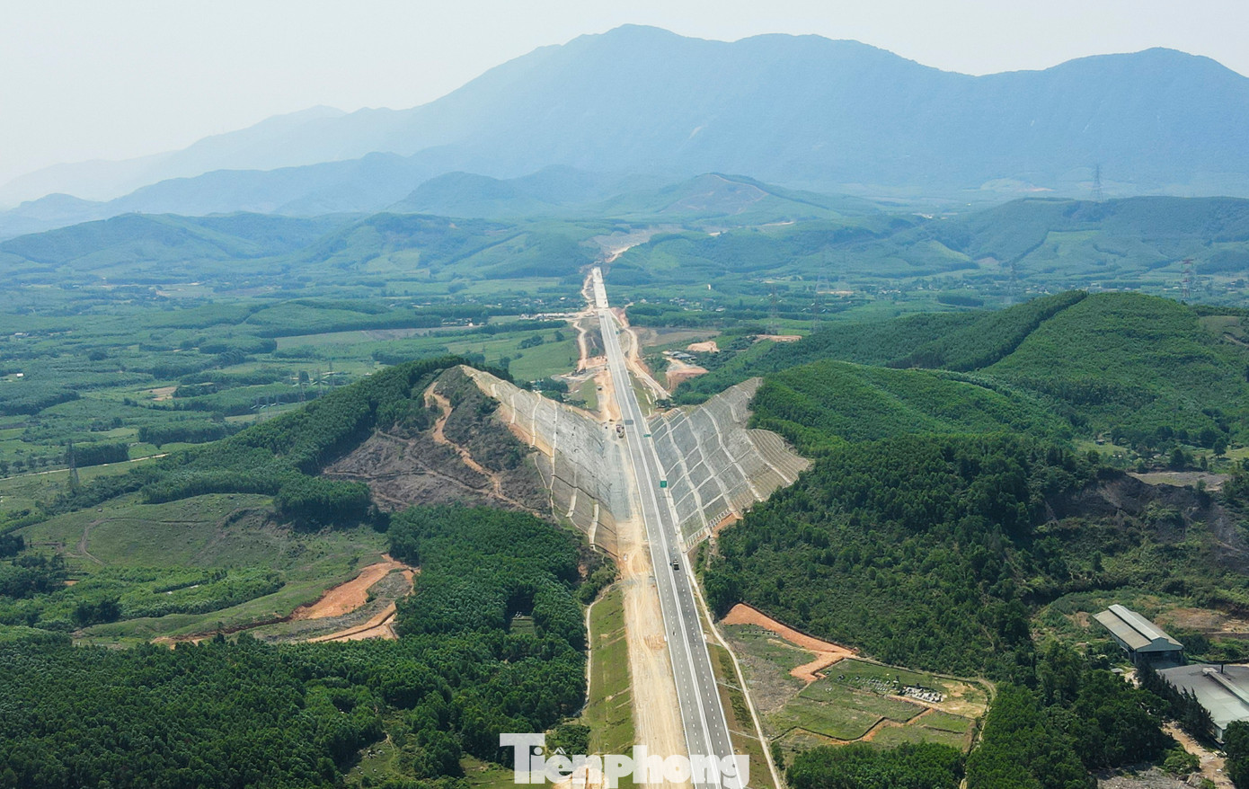 Cao tốc xuyên qua các ngọn đồi, con sông, kênh nước tưới tiêu, ruộng lúa xanh ngắt tạo nên khung cảnh kỳ vỹ.