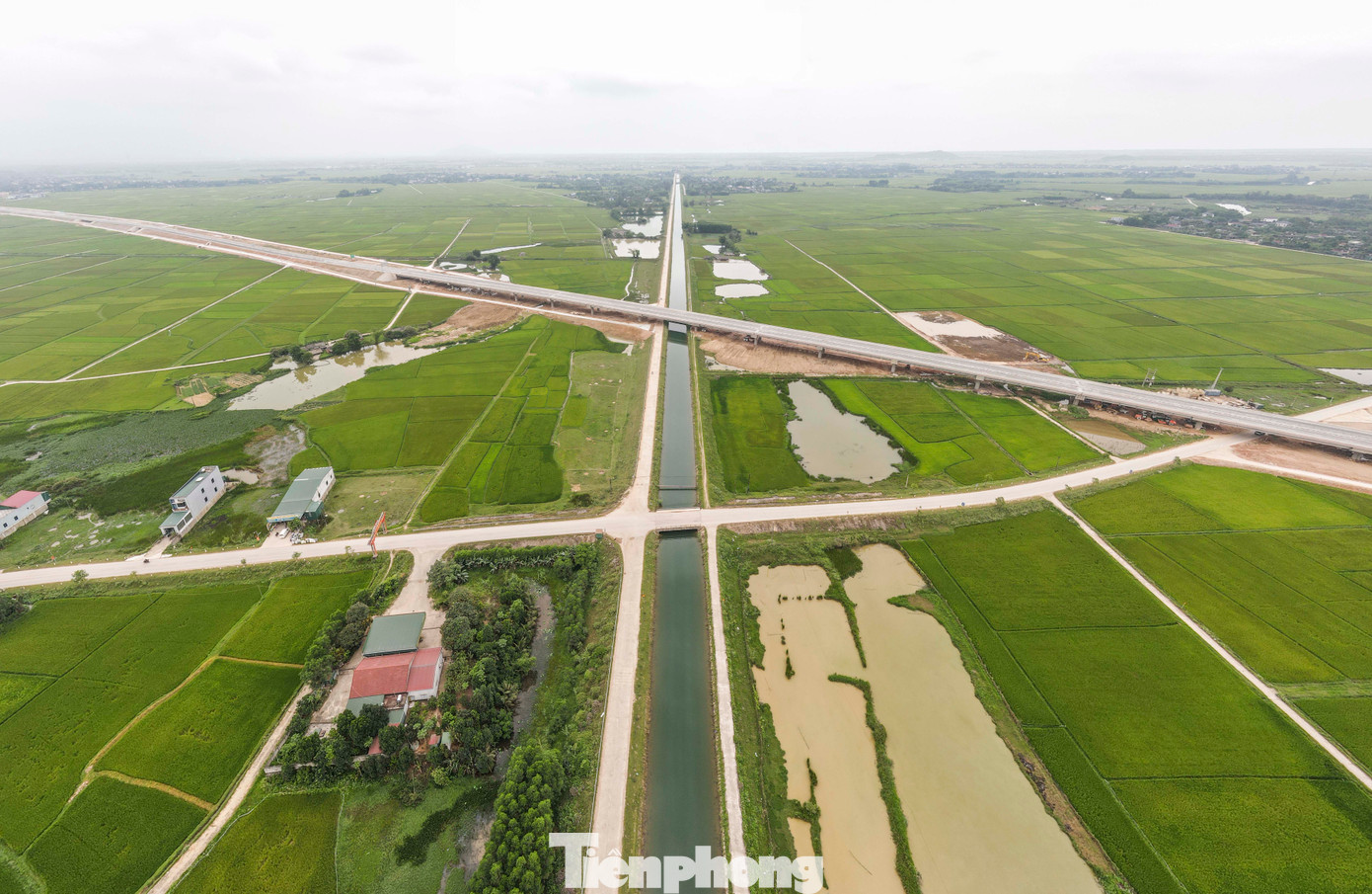 Cao tốc xuyên qua các ngọn đồi, con sông, kênh nước tưới tiêu, ruộng lúa xanh ngắt tạo nên khung cảnh kỳ vỹ.