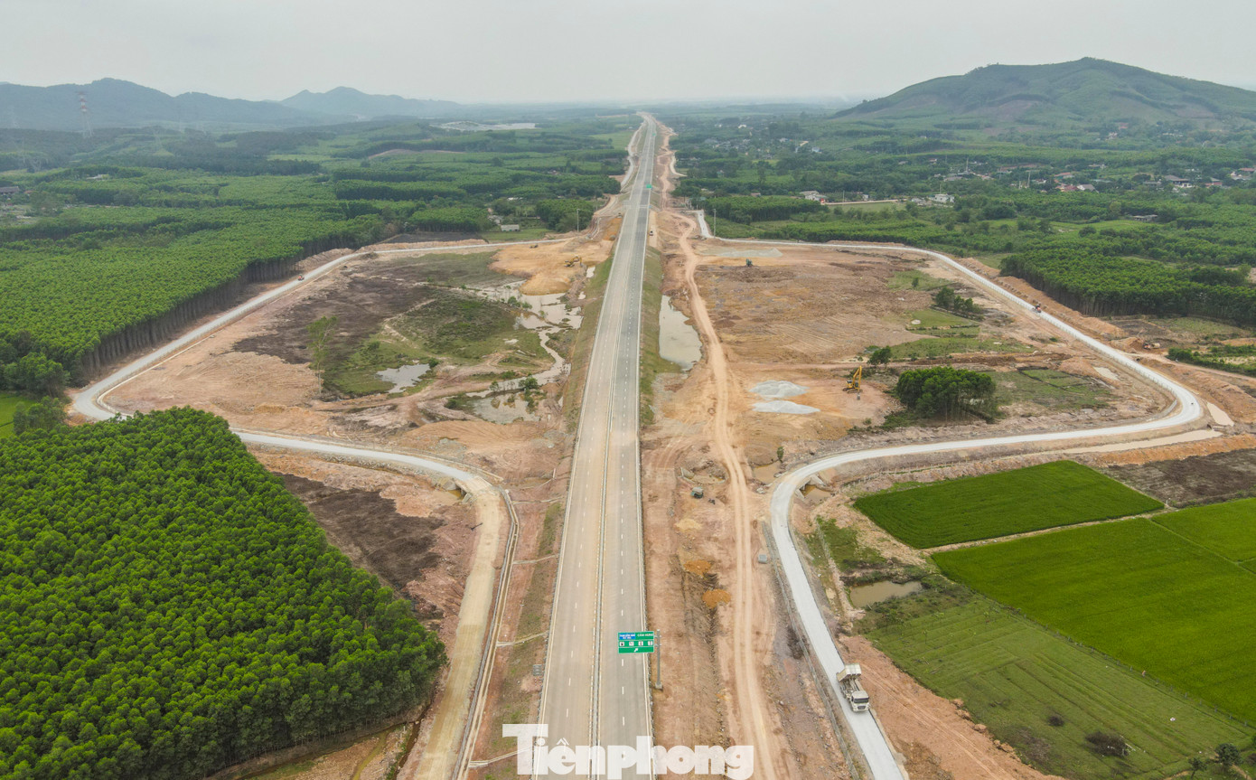 Việc hoàn thành và đưa vào khai thác sớm các dự án có ý nghĩa đặc biệt quan trọng trong việc kết nối giao thông liên vùng, thúc đẩy phát triển kinh tế - xã hội khu vực Bắc Trung Bộ và tỉnh Hà Tĩnh. Trong hình, các vị trí dừng chân trên cao tốc cũng được chuẩn bị mặt bằng, đảm bảo việc xây dựng.