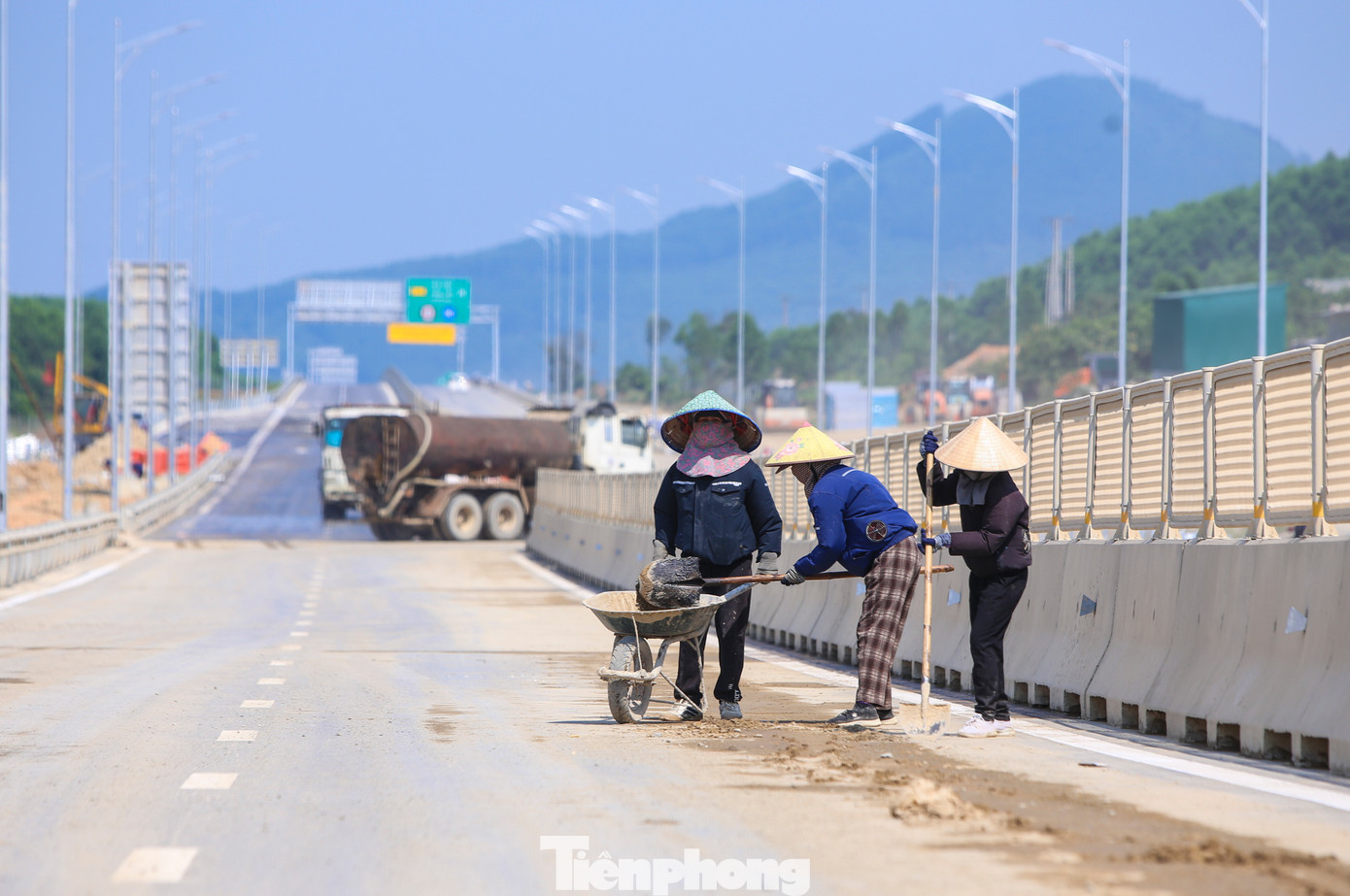 Mỗi công nhân với phần việc được giao đều tập trung cao cho công việc. Dưới cái nắng gắt, các nhóm công nhân vẫn dọn dẹp bùn đất, rửa sạch mặt đường trước khi đưa vào khai thác.