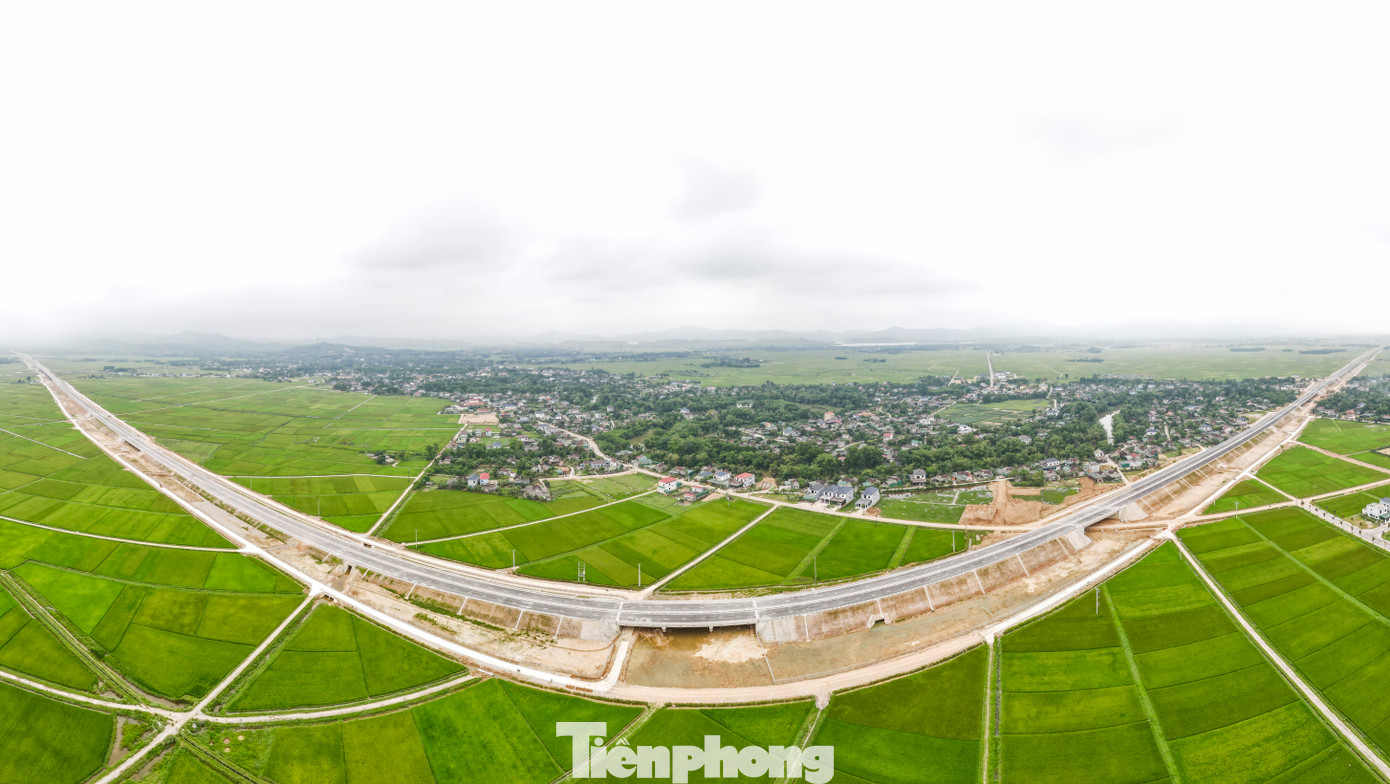 Cùng với đó, dự án thành phần cao tốc Hàm Nghi - Vũng Áng dài 54,2 km có tổng mức đầu tư hơn 9.700 tỷ đồng, đi qua các huyện Thạch Hà, Cẩm Xuyên và Kỳ Anh, với điểm đầu tiếp nối với đường cao tốc Bãi Vọt – Hàm Nghi và điểm cuối giao với Quốc lộ 12C tại thị xã Kỳ Anh, nối tiếp với đường cao tốc Vũng Áng – Bùng cũng đã hoàn thiện, sẵn sàng cho việc khai thác.