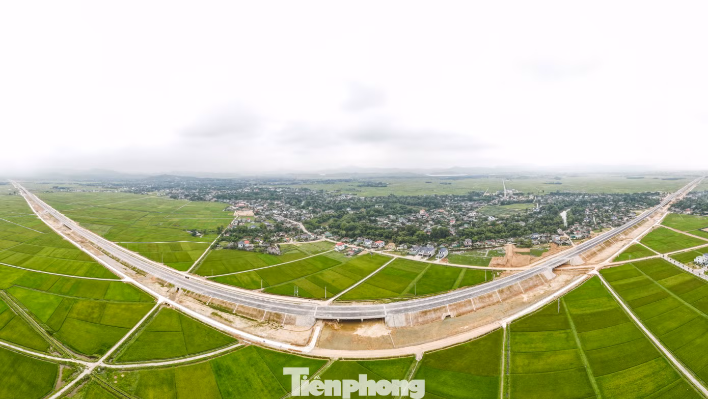 Cùng với đó, dự án thành phần cao tốc Hàm Nghi - Vũng Áng dài 54,2 km có tổng mức đầu tư hơn 9.700 tỷ đồng, đi qua các huyện Thạch Hà, Cẩm Xuyên và Kỳ Anh, với điểm đầu tiếp nối với đường cao tốc Bãi Vọt – Hàm Nghi và điểm cuối giao với Quốc lộ 12C tại thị xã Kỳ Anh, nối tiếp với đường cao tốc Vũng Áng – Bùng cũng đã hoàn thiện, sẵn sàng cho việc khai thác.