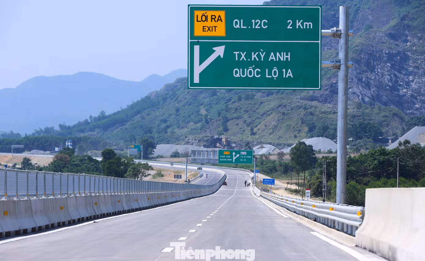 Sau khi đưa vào vận hành khai thác ngày 28/4, các phương tiện ô tô sẽ được lưu thông trên đoạn cao tốc này với tốc độ tối đa là 90 km/h và tối thiểu là 60 km/h. Lực lượng chức năng sẽ tổ chức, hướng dẫn, phân luồng giao thông để phục vụ nhu cầu đi lại của người dân.