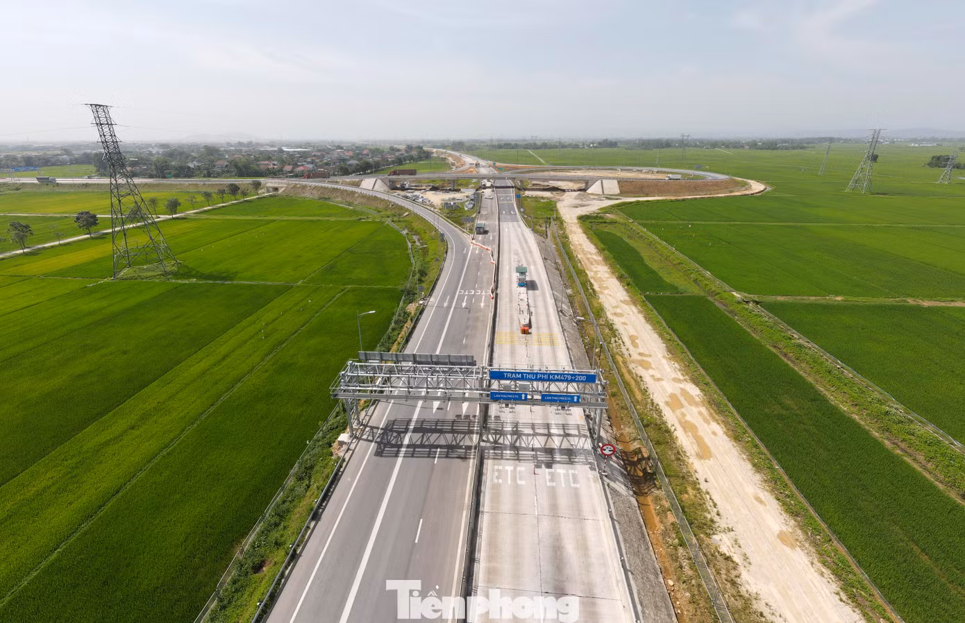 Dự án thành phần cao tốc Bãi Vọt – Hàm Nghi dài 35,28 km với tổng mức đầu tư hơn 7.600 tỷ đồng, đi qua các huyện Đức Thọ, Can Lộc, Thạch Hà, TP Hà Tĩnh do Ban QLDA Thăng Long (Bộ Xây dựng) làm chủ đầu tư. Hôm 19/4 vừa qua, dự án này đã tổ chức thông xe kỹ thuật, các hạng mục trên tuyến chính đã cơ bản hoàn thiện, đảm bảo cho việc vận hành, sử dụng.