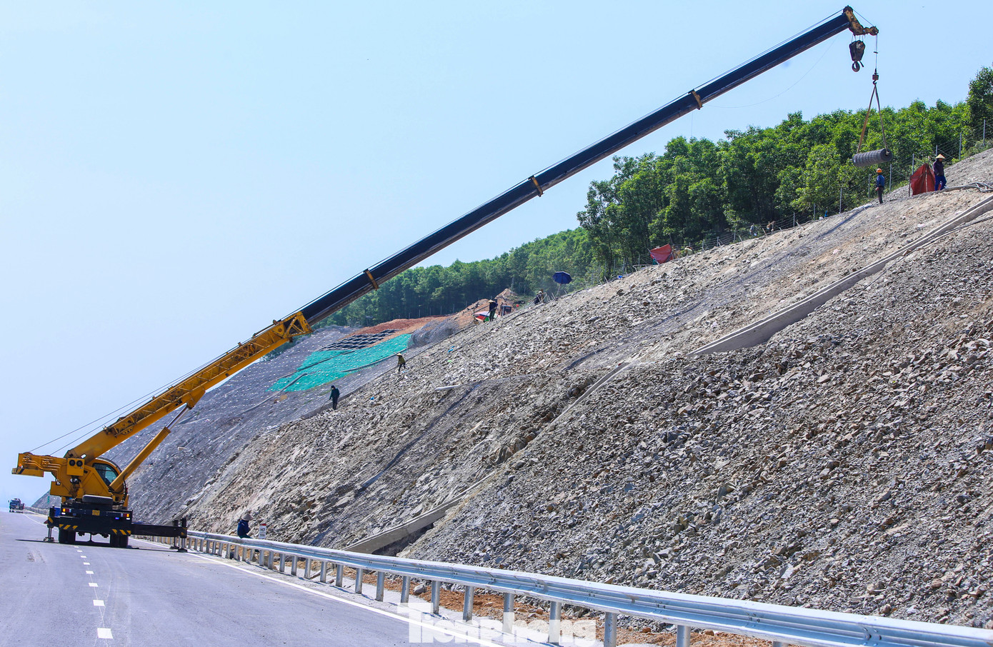 Các đơn vị thực hiện dự án đang gấp rút gia cố mái ta luy chống đá rơi bằng phương pháp đinh neo kết hợp lưới thép gia cố cường độ cao. Theo các nhà thầu thi công, do địa chất tại các quả đồi có khối lượng đá lớn cộng với việc thi công theo lối giật cấp, bơm vữa bê tông, tạo rãnh thoát nước nên không lo về sự cố sạt trượt khi mùa mưa lũ ập đến.